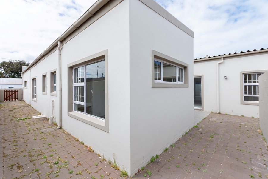 4 Bedroom Property for Sale in Middedorp Western Cape